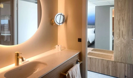 Fugning omkring håndvask og bordplade i hotelbadeværelse på Copenhagen Hotel Marriott