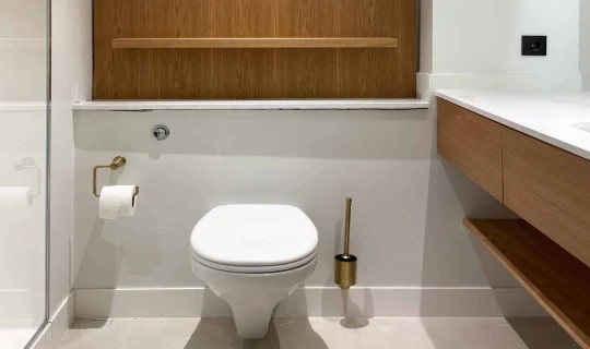 Fugning af fuger ved toilet og inventar i hotelbadeværelse på Copenhagen Hotel Marriott