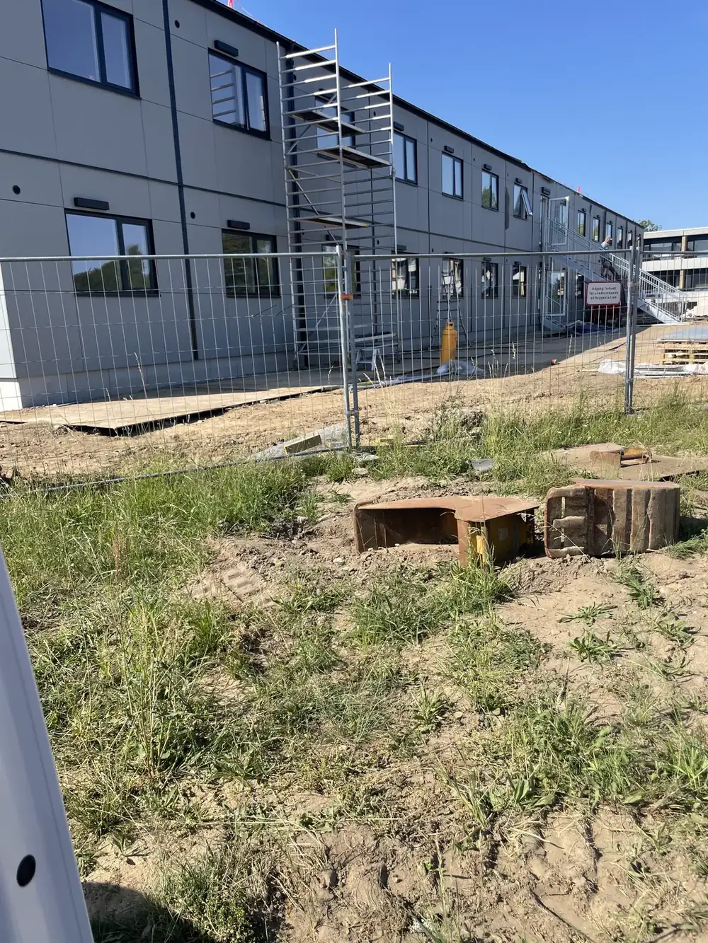 Kasernebyggeri på Bornholm hvor der udføres fugearbejde på vinduer, døre og moduler